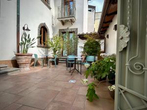 a courtyard with a table and chairs and plants at La PEPITE in Viareggio