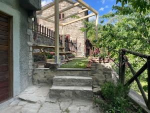 an entrance to a stone house with a wooden door at Quercus La Baita in La Verna