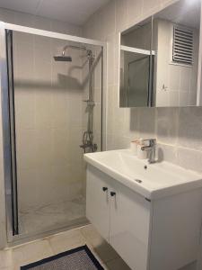 a bathroom with a sink and a shower at Luxe Suite AI28 in Esenyurt