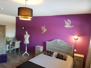 Postel nebo postele na pokoji v ubytování Logis Hotel- Restaurant La Haie Des Vignes Séminaires et Evènementiel