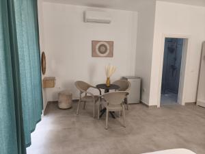 a dining room with a table and chairs at Melina Rooms in Dhërmi