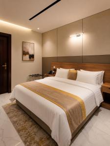 a large bedroom with a large bed in a room at كادي بارك الخليج in Riyadh