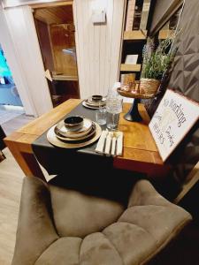 a table with plates and napkins on top of it at La Suite in La Calamine +25 photos