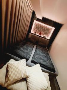 a room with a bed with a window and a bed sidx sidx at La Suite in La Calamine