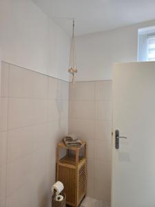 a bathroom with a white tiled wall at Lieblingsplatz Bevensen in Bad Bevensen +16 photos