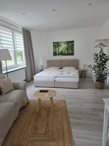 a living room with a bed and a coffee table at Lieblingsplatz Bevensen in Bad Bevensen
