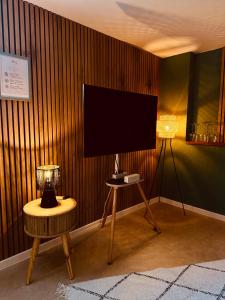 a room with a television and a table with a lamp at Cozy Apartment in Bad Oldesloe
