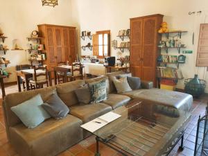 a living room with a couch and a table at Escuela La Crujía in Vélez-Málaga