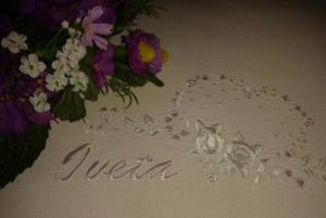 ジャツレールシにあるWellness Pension Ivetaの花束の横にウビッチと書かれた看板