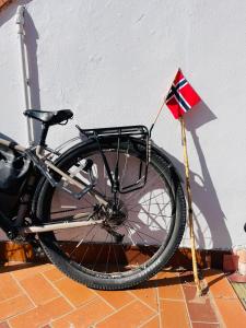 a bike parked next to a flag on a pole at B&B BELLAMI' in Tuglie