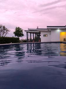 Piscina de la sau aproape de Feels like Home