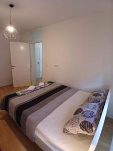 a bedroom with a large bed in a room at Apartman Anny in Široki Brijeg
