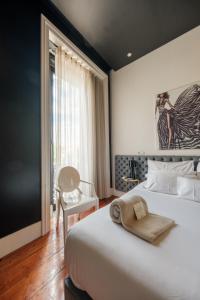 ein Schlafzimmer mit einem großen weißen Bett und einem Fenster in der Unterkunft RM The Experience - Small Portuguese Hotels in Setúbal