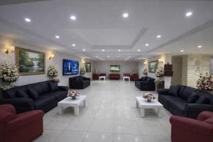 a large living room with couches and tables at Sultan Otel Mardin in Sultan Koyu