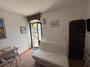 a living room with a couch and a table at La Meridiana in Faleria