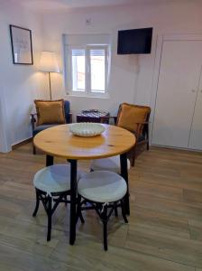 a table and chairs in a living room at Entre Muralhas - Cozy Apartment Elvas I in Elvas