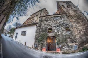 an old stone building on the side of a street at Il Rosciolo Sulla Francigena in Formello