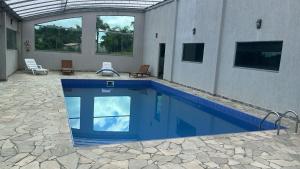 a swimming pool in the middle of a building at Bella Vite in São José dos Pinhais