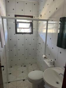 a white bathroom with a toilet and a sink at Bella Vite in São José dos Pinhais +25 photos