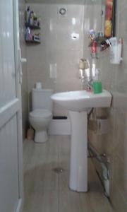 Bilik mandi di Guest House Dodo