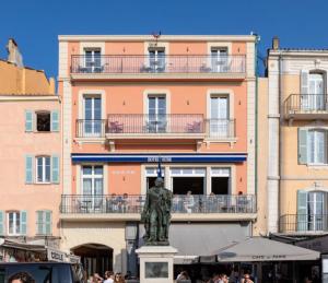 a statue of a man in front of a building at hôtel Sube in Saint-Tropez