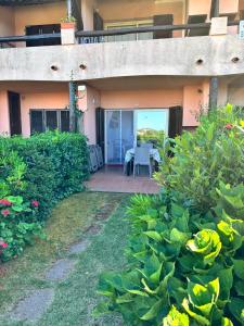 a house with a patio with a table and chairs at Casetta Spinnaker in Palau