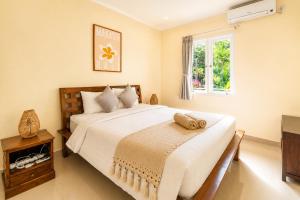 Un pat sau paturi într-o cameră la Family friendly 3BR Poolvilla Central Seminyak Mayyah