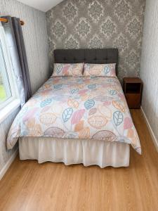 a bedroom with a bed with a colorful bedspread at Hillview Cottage Eskra in Curr