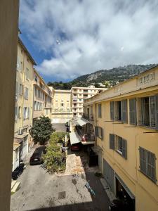 an aerial view of an alley between two buildings at La suite de Elise in Beaulieu-sur-Mer
