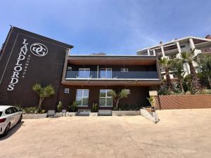 a building with a car parked in front of it at GG Landlords Room & Spa in Vasto