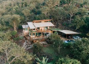 an aerial view of a house in the forest at Sitio Tashi Delek in Cavalcante