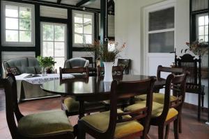 a dining room with a table and chairs at Dworek Drawa in Drezdenko