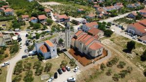 an aerial view of a house in a suburb at Holiday Home Ružmarin in Velika Čista