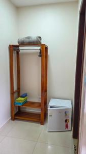 a room with a shelf with a mattress on it at Pássaros do Cerrado Suítes in Alto Paraíso de Goiás