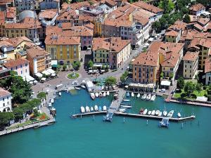 Luftaufnahme einer Stadt mit Booten im Hafen in der Unterkunft Sebì Suite in Iseo