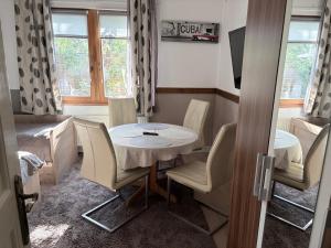 a small dining room with a table and chairs at Újszeged apartman in Szeged