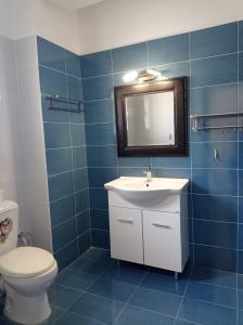 ein blaues Badezimmer mit Waschbecken und Toilette in der Unterkunft Mousonette in Selínia + 34 Fotos