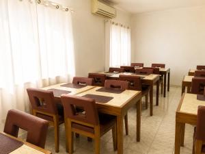 a row of tables and chairs in a room at Hotel Internacional São Paulo in São Paulo