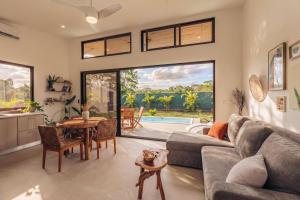 a living room with a couch and a table at Villa Ticalma in Parrita