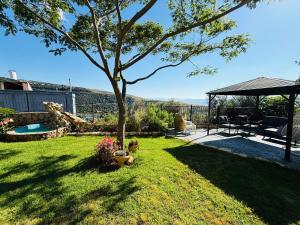 a yard with a tree and a picnic table at The Sky Zimmer in Ein Kinya