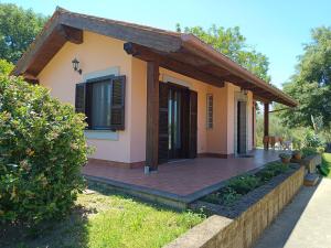 a small house with a patio in front of it at B&B La Camilla in Sipicciano