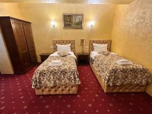 a hotel room with two beds in a room at Vila Royal in Bacău +38 photos