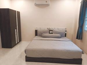 a bedroom with a large bed in a room at Elevated Bungalow House 3-11 in Nathon Bay