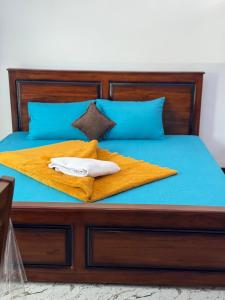 a bed with two towels sitting on top of it at Bhanuka Hevan Place in Ella