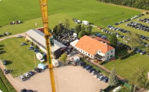 an aerial view of a building with a parking lot at Sky Ballonvaarten & Accommodaties in Tilburg