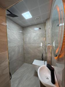 a bathroom with a sink and a toilet at Mardin Kent Suit Hotel in Mardin