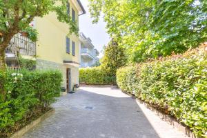 an alley between a building and a hedge at Casa Orlando in Modena