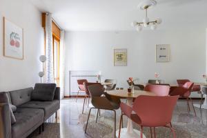 a living room with a couch and a table and chairs at Casa Orlando in Modena