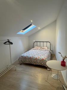 una camera da letto con un letto e un tavolo di 70's Hostel a Ericeira