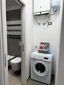 a bathroom with a washing machine and a toilet at La Perla Marina in Manarola